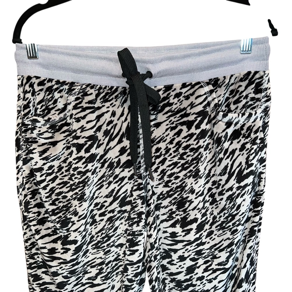 Lularoe Bethany Cozy Collection Lounge Set Size M Animal Print Hoodie Crop Pants - Picture 7 of 16